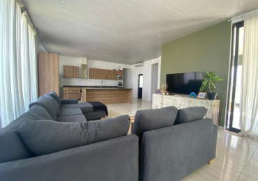 Moderna casa 4 dormitorios con pileta en Horizontes al Sur - Lista para mudarse